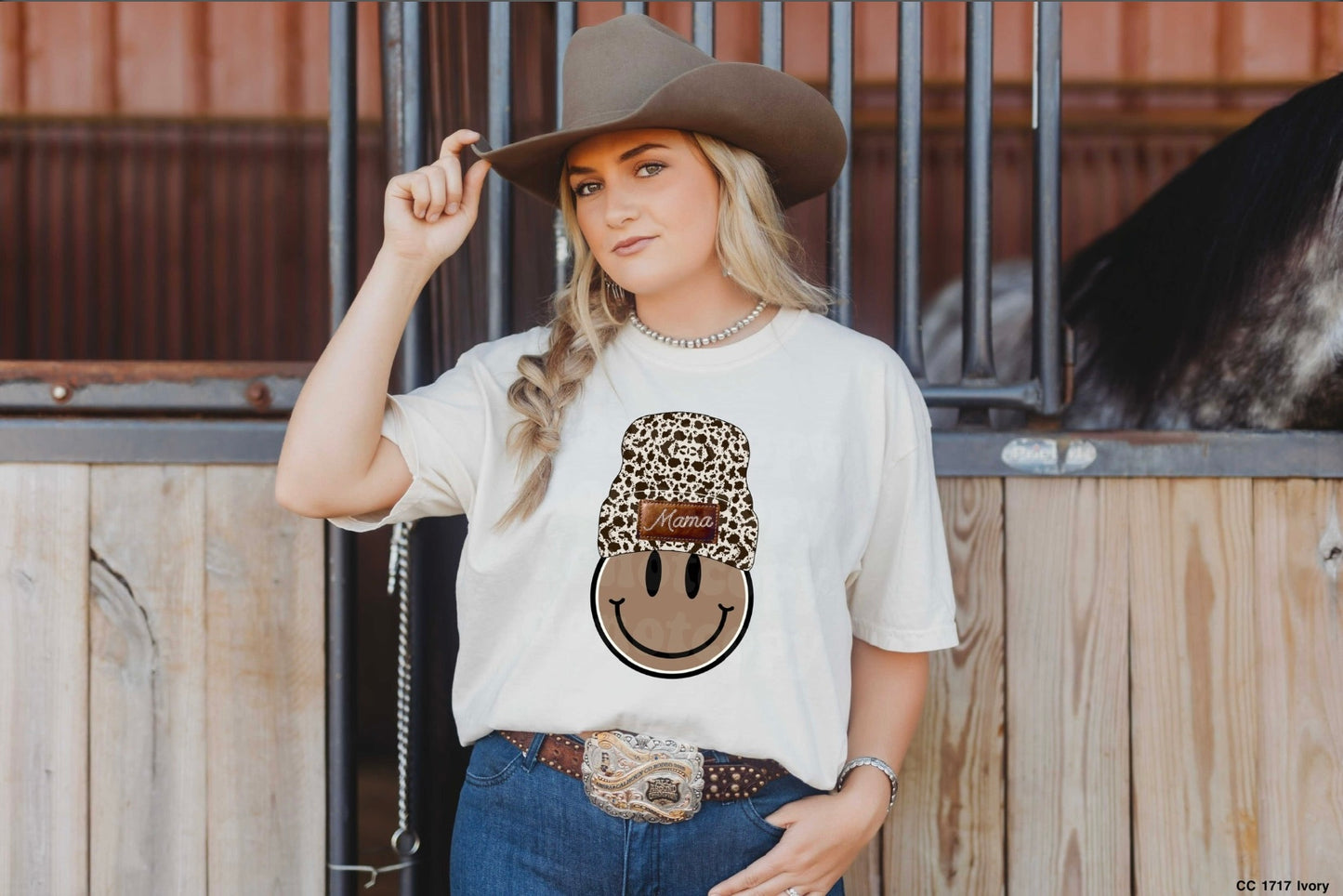 Momma smile with cow print hat | T shirt