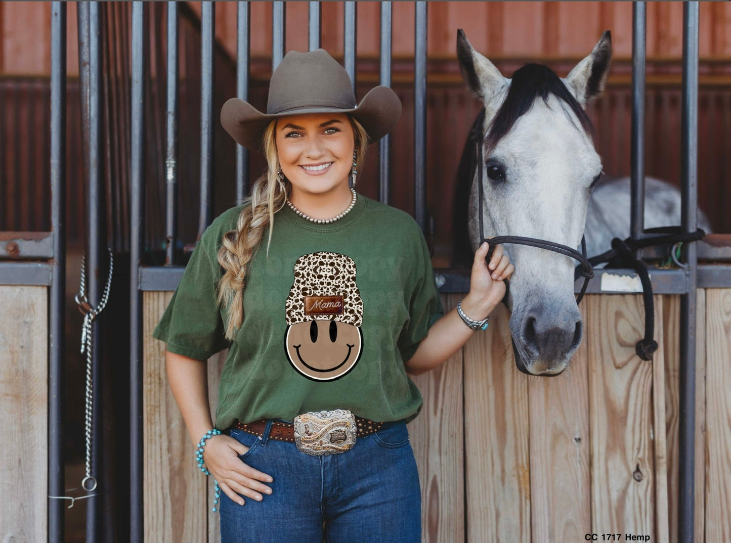 Momma smile with cow print hat | T shirt